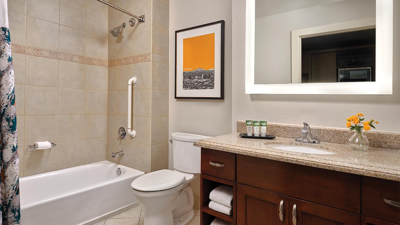 Guest Bathroom (Guestroom or 2-Bedroom Villa)